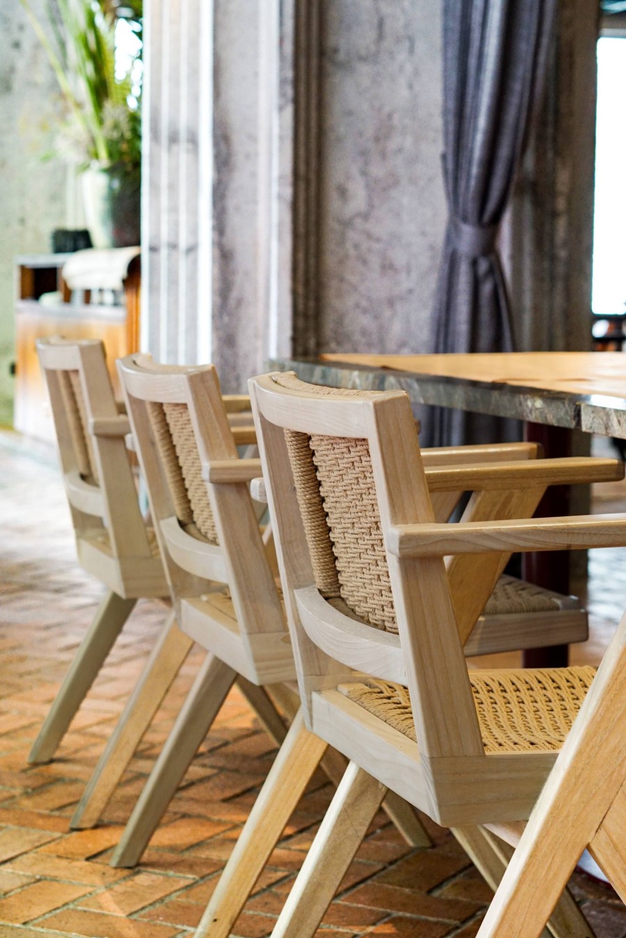 JOOT ARM DINING CHAIR