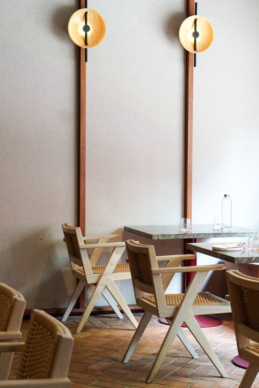 JOOT ARM DINING CHAIR