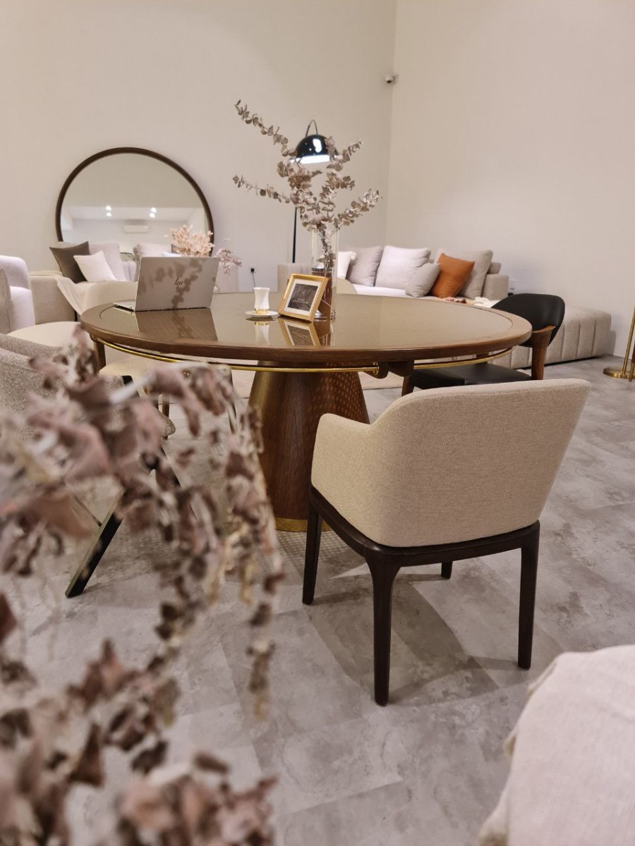 MANNER ARM DINING CHAIR