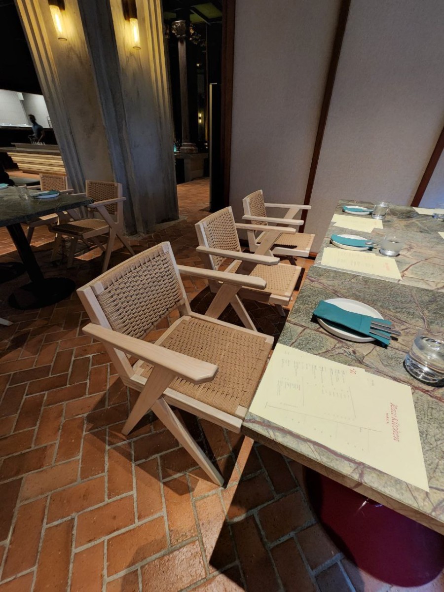 JOOT ARM DINING CHAIR