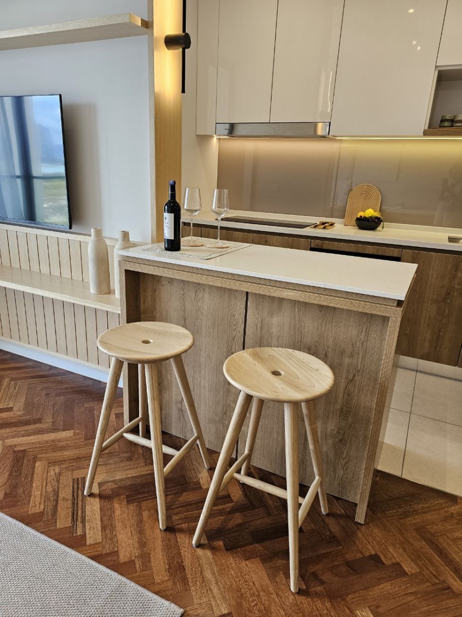 BUTTON BARSTOOL