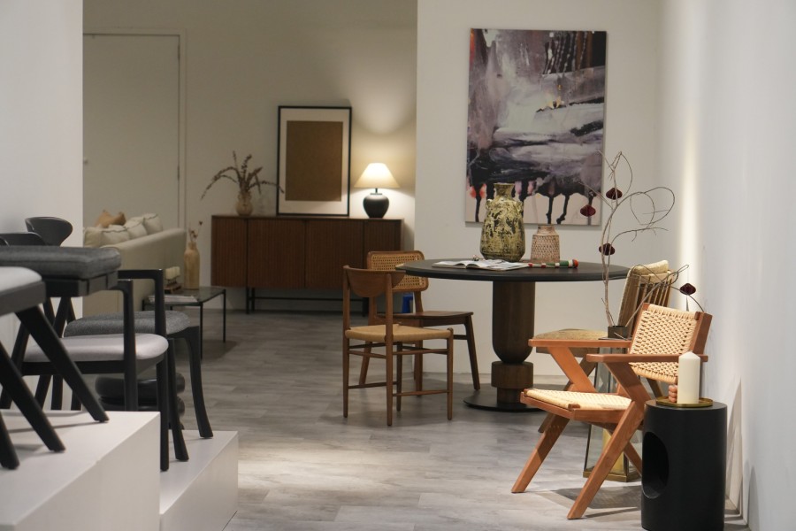HASU DINING TABLE