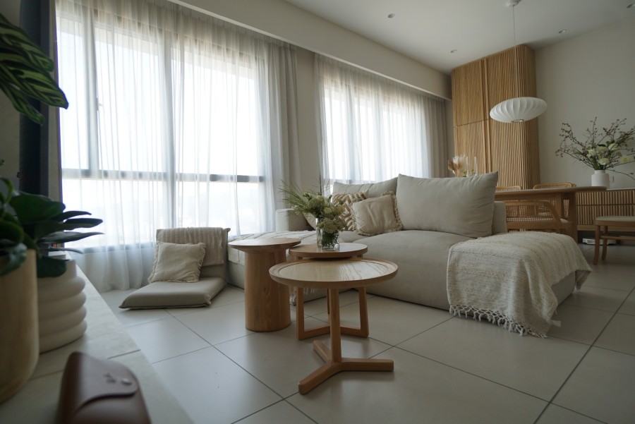 KAKI ITIK SIDE TABLE
