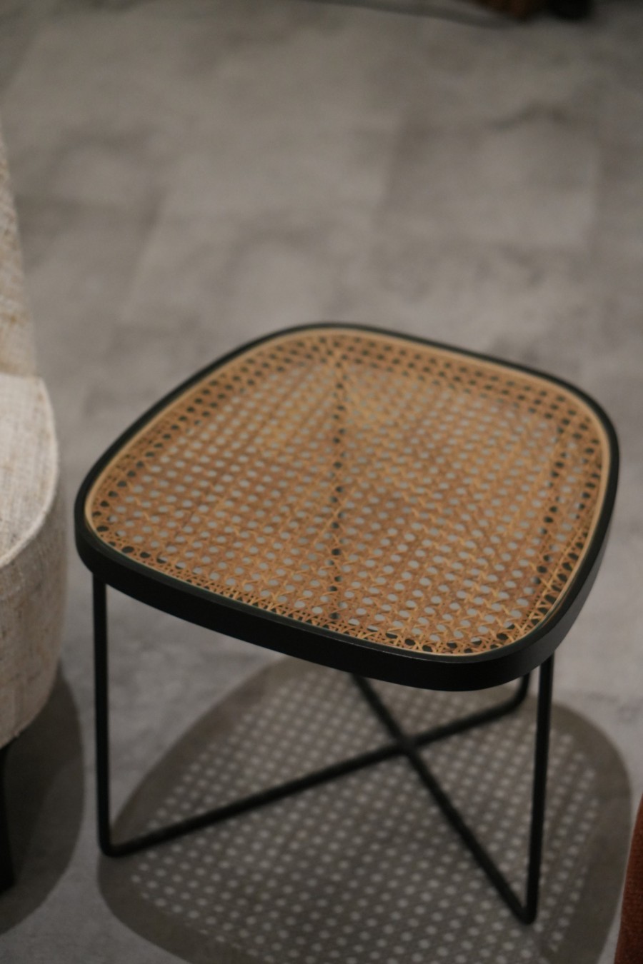NOOI SIDE TABLE 