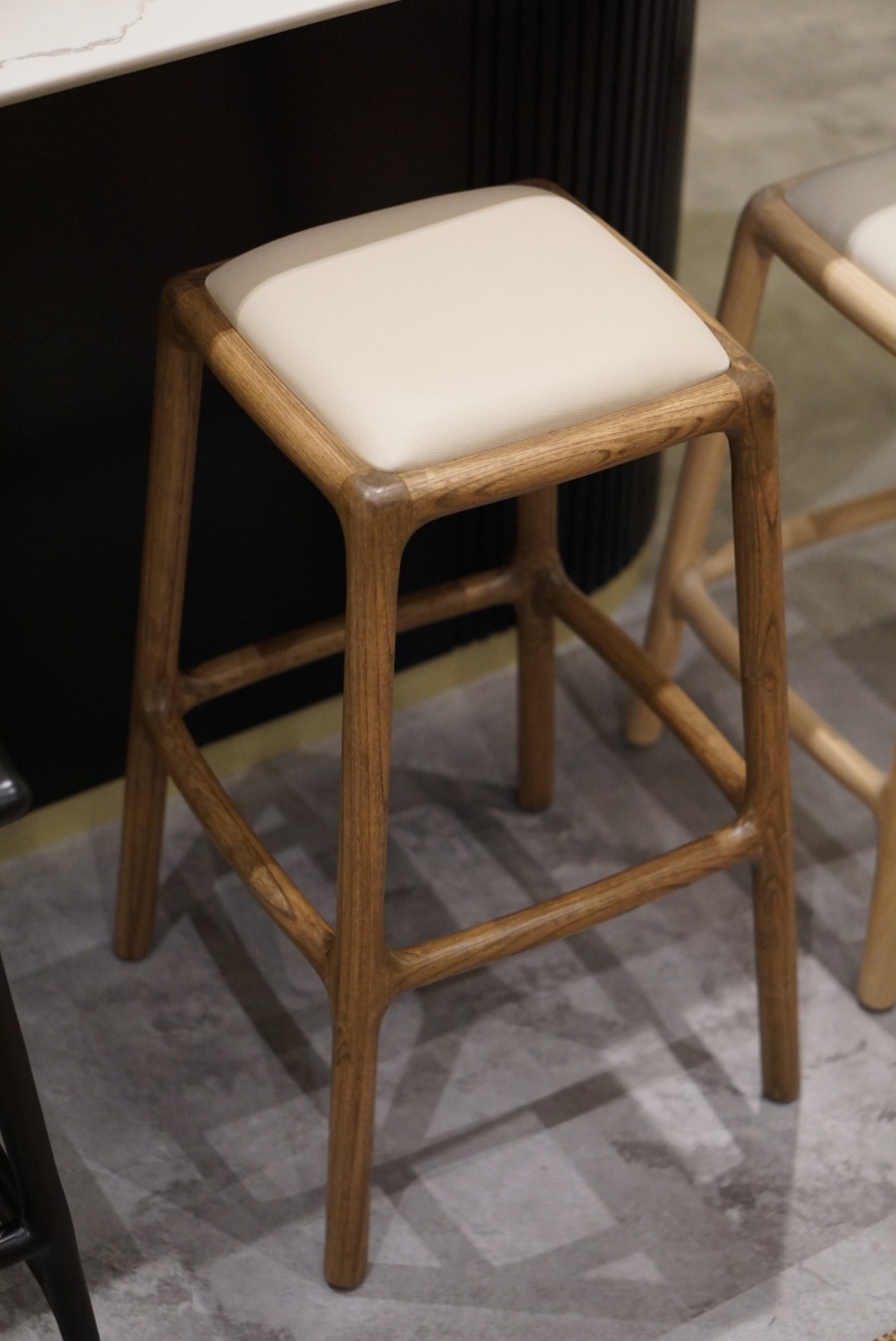 KOBU BARSTOOL