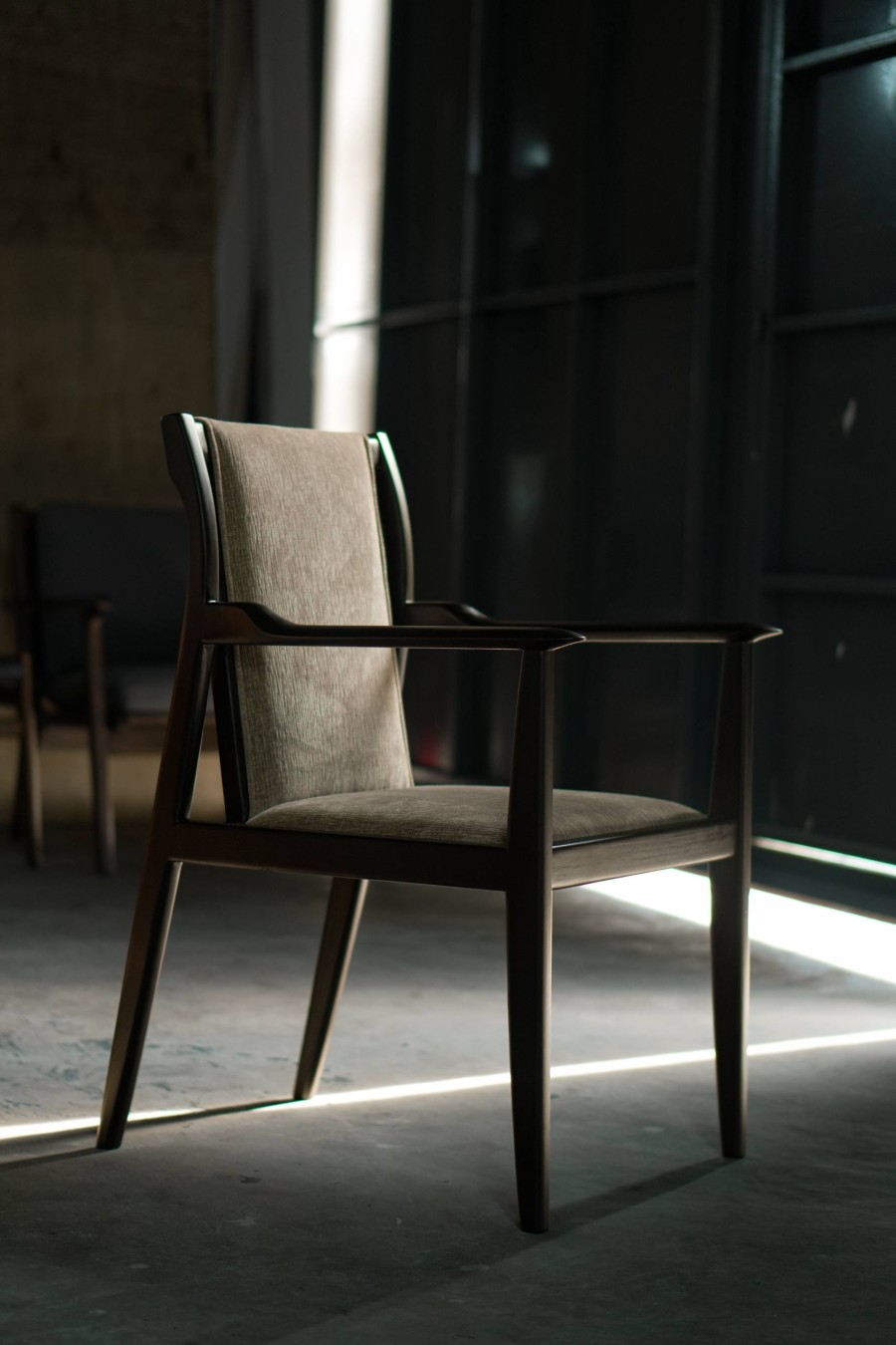 VIN ARM DINING CHAIR