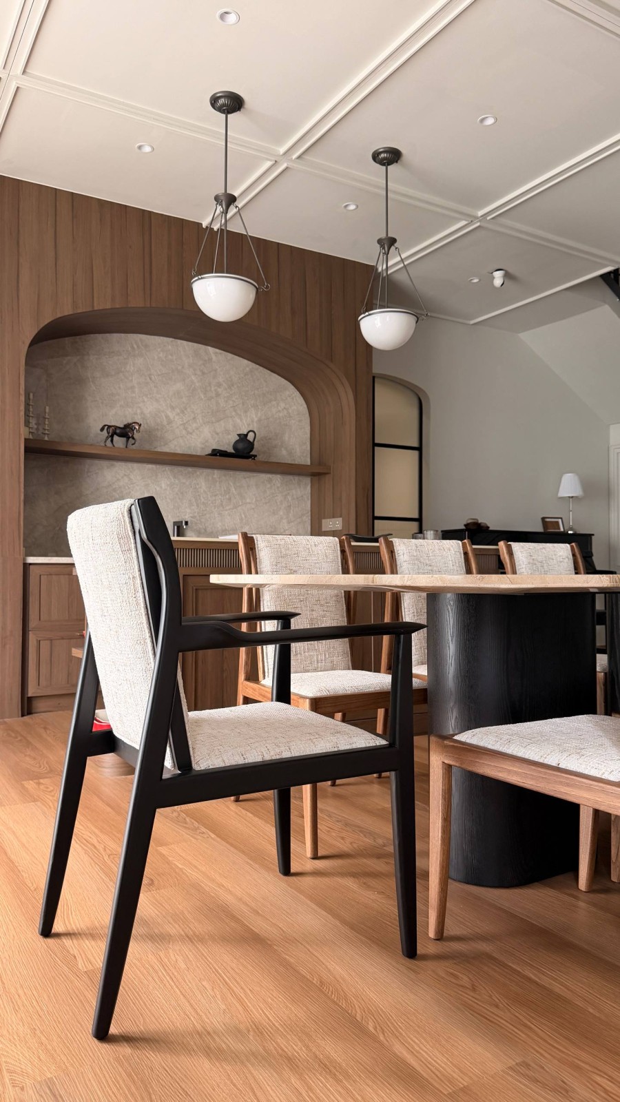 VIN ARM DINING CHAIR