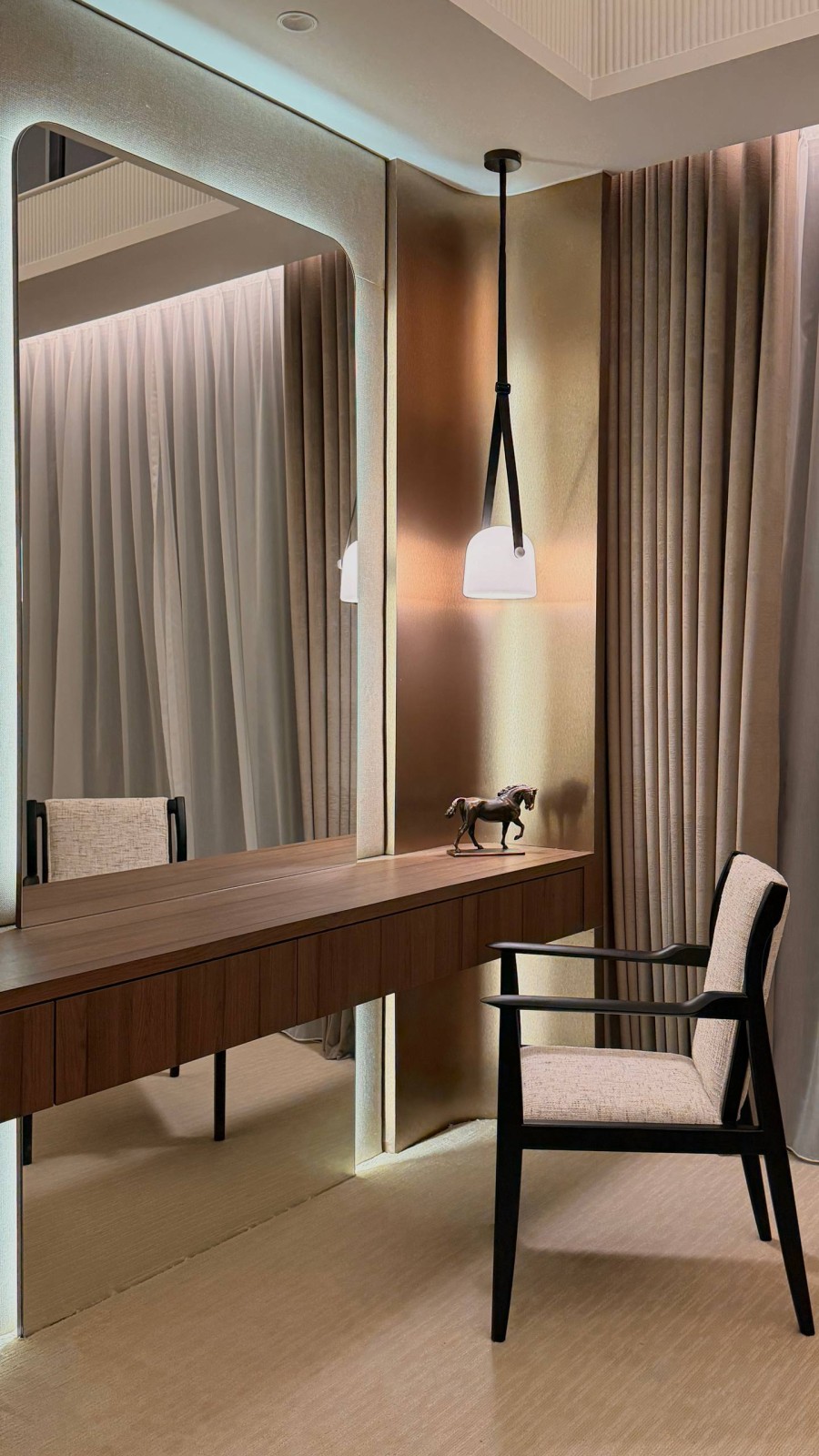 VIN ARM DINING CHAIR